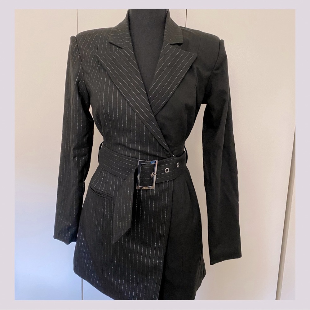 NEW WITH TAGS TAILORED DRESS WITH BELT SIZE: S
